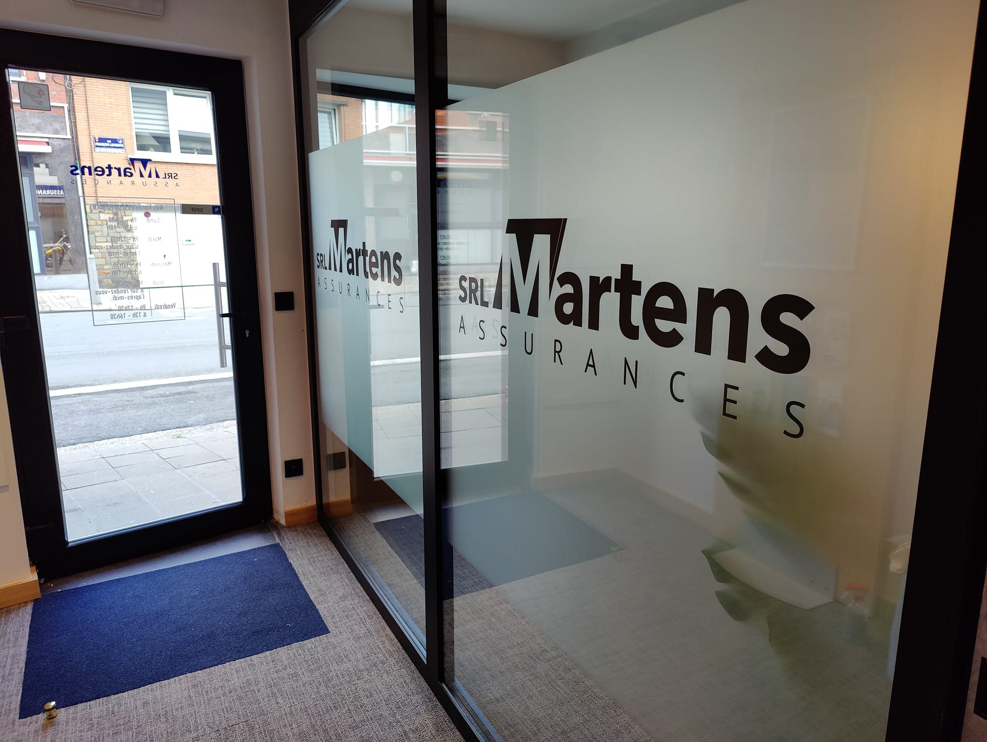 Logo sablé sur façade en verre